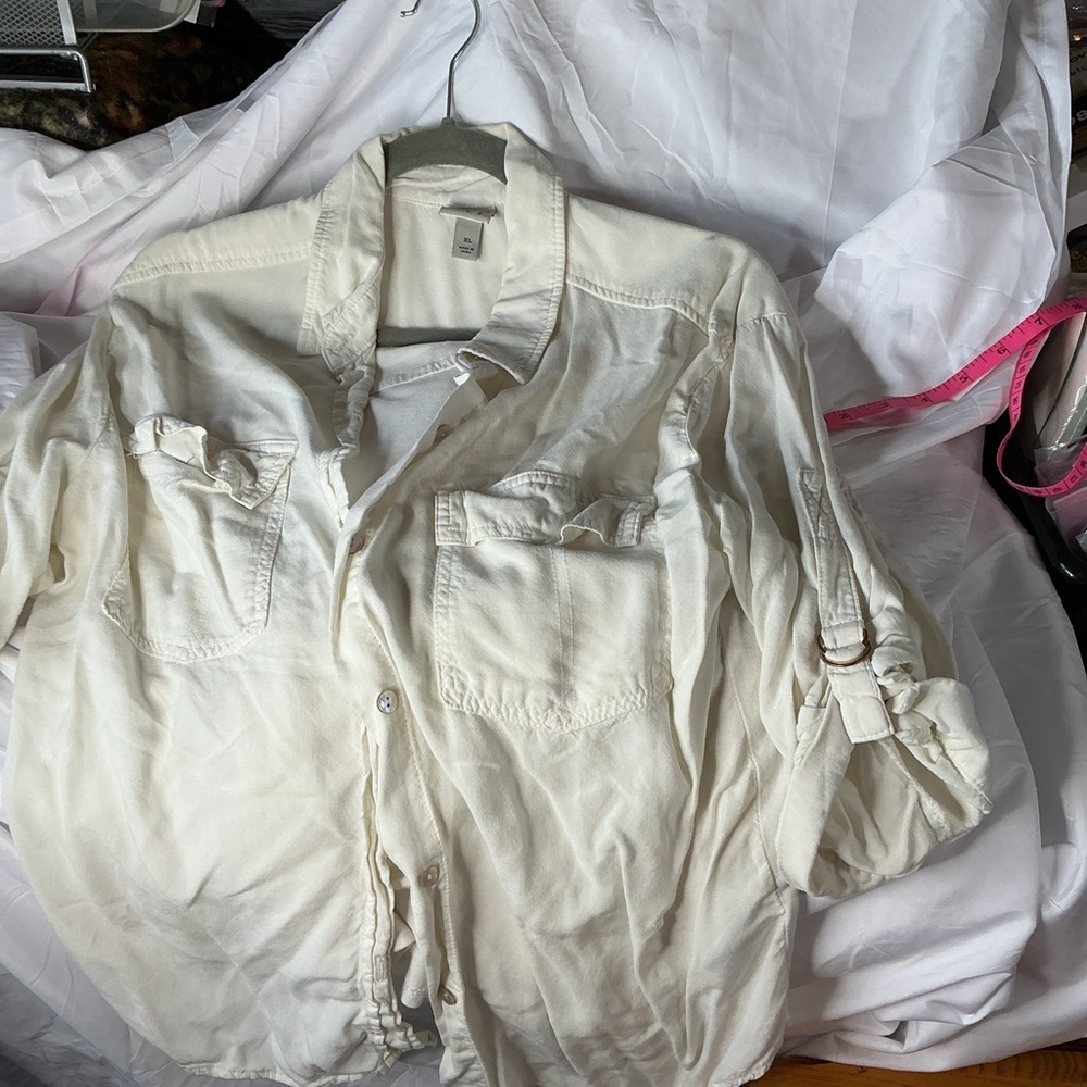 Elegant Cream Button-Up Shirt - Picture 4 of 7